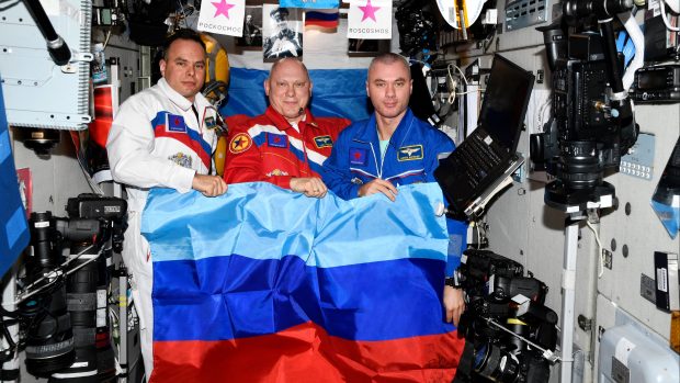Ruská posádka na ISS oslavuje dobytí ukrajinské Luhanské oblasti