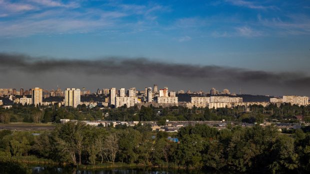 Kouř nad Kyjevem po ranních raketových útocích na předměstí hlavního města.
