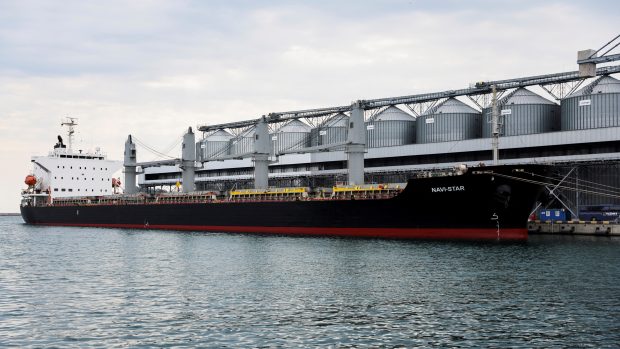 Loď s obilím čekající v přístavu v Oděse