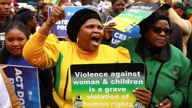 Protesty Johannesburgu proti migrantům, které místní viní z hromadného znásilnění místních dívek