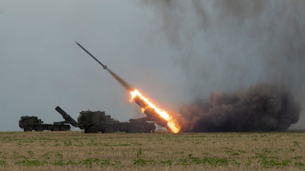 Ruské jednotky odpalují rakety směrem na Ukrajinu