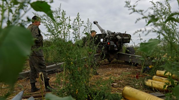 Vojáci proruských sil střílí v Luhanské oblasti