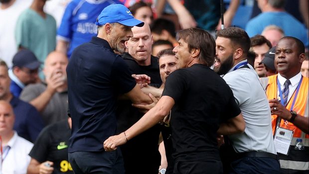Trenér Chelsea Thomas Tuchel a jeho protějšek z Tottenhamu Antonio Conte si měli po zápase co vysvětlovat