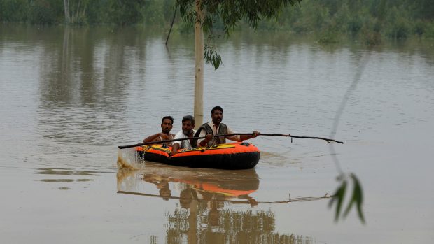 Dobrovolníci při evakuaci obětí povodní po deštích a záplavách během monzunového období v Čarsadě