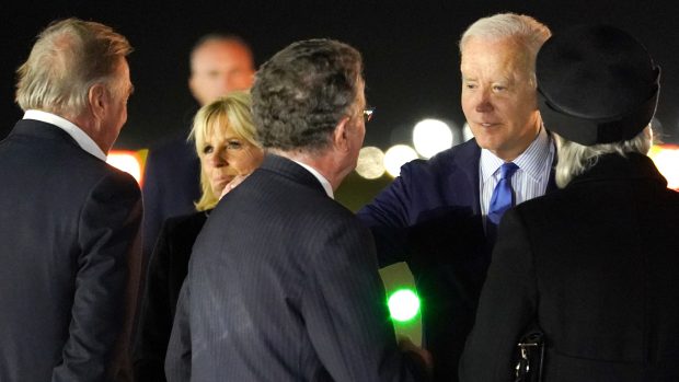 Prezident Biden v dorazil do Londýna v sobotu v pozdních večerních hodinách