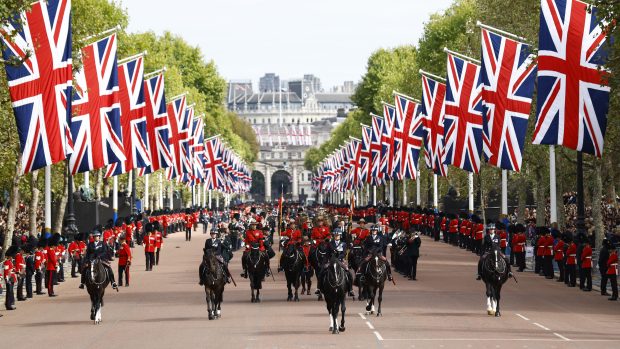 V čele průvodu v Londýně jeli na koních příslušníci kanadské jízdní policie