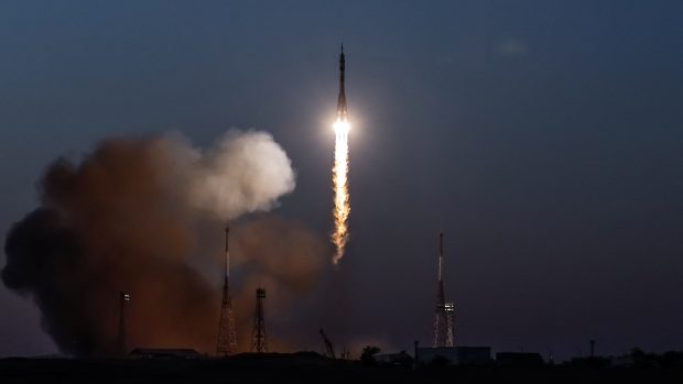 Ruská raketa Sojuz MS-20, která ve středu vynesla do vesmíru tři kosmonauty