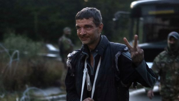 Ukrajinský obránce ocelárny Azovstal v Mariupolu Mukhailo Dianov po výměně válečných zajatců v Černihovské oblasti