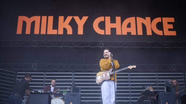 Jeden z frontmanů německé kapely Milky Chance Clemens Rehbein na koncertě v Berlíně, 24. září 2022