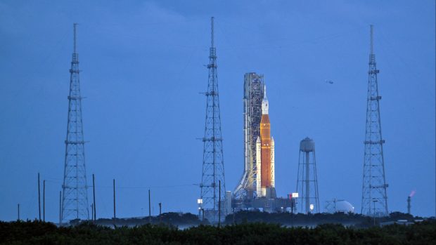 Americký Národní úřad pro letectví a vesmír (NASA) kvůli nepříznivému počasí zrušil na úterý plánované vypuštění rakety Space Launch System (SLS) s modulem Orion k Měsíci