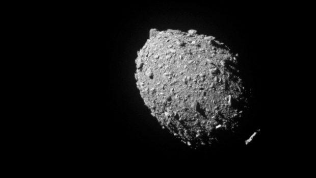 Záběr ze sondy DART 11 sekund před srážkou s měsícem planetky Didymos