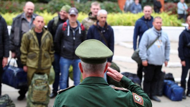 Ruský voják promlouvá k záložníkům na shromaždišti v průběhu částečné mobilizace vojsk ve městě Volžskij ve Volgogradské oblasti v Rusku