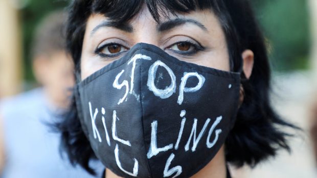 „Přestaňte nás zabíjet“ stojí na roušce jedné z protestujících v Bejrútu