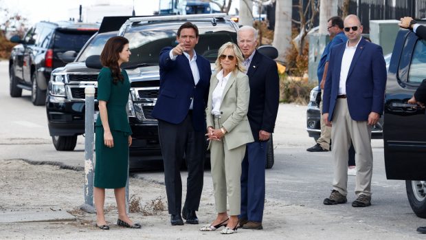 Při návštěvě hurikánem zničené Floridy doprovázel amerického prezidenta Joea Bidena a jeho ženu Jill Bidenovou republikánský guvernér tohoto státu Ron DeSantis