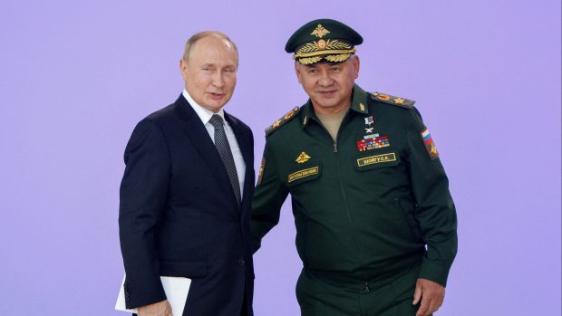 Ruský prezident Vladimir Putin a jeho ministr obrany Sergej Šojgu na zahájení vojensko-technické výstavy Armáda 22 v srpnu 2022 v Moskvě