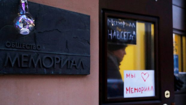 Pracovník opouští kancelář moskevské pobočky Memorialu