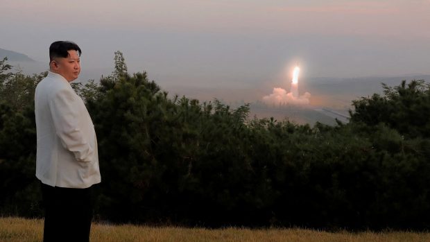 Severokorejský vůdce Kim Čong-un dohlíží na odpálení rakety na neznámém místě v Severní Koreji