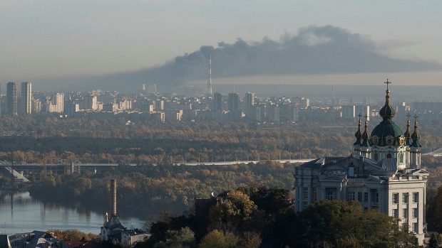 Po leteckých náletech ruských sil stoupá nad Kyjevem tmavý dým