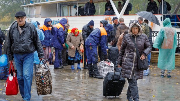 Civilisté evakuovaní z Chersonu přijíždějí do města Olešky