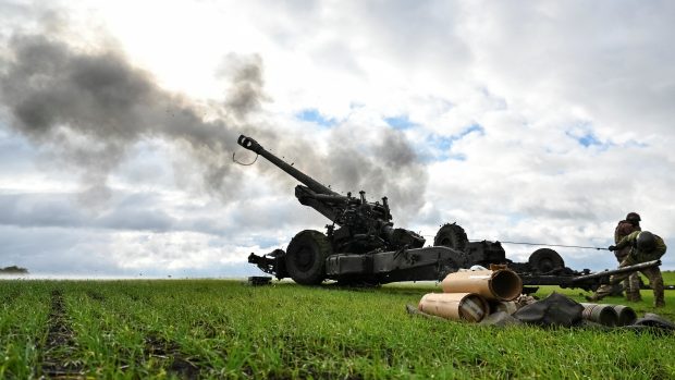 Příslušníci ukrajinské armády střílejí z tažené houfnice FH-70 (ilustrační foto)