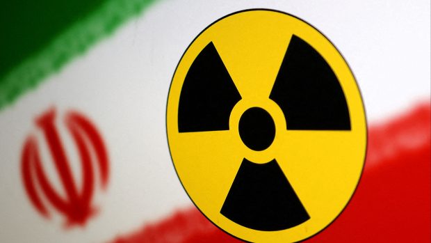 Íránská vlajka a symbol radioaktivity (ilustrační fotografie)