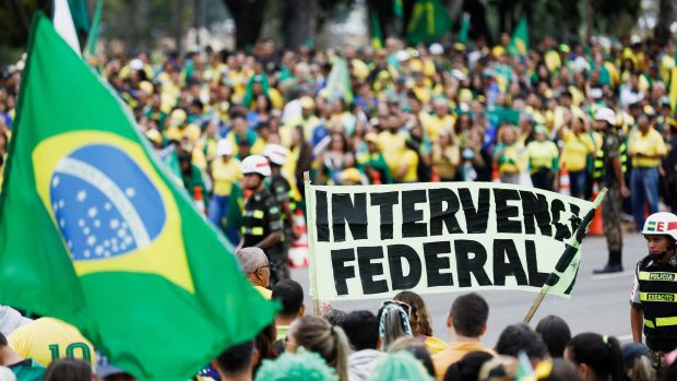 Tisíce lidí se sešly před vojenskými velitelstvími ve dvou nejlidnatějších brazilských městech, v Sao Paolu a v Riu de Janeiro.