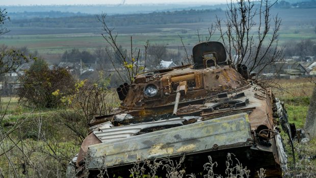 Zničený ruský tank na okraji Ivanivky, vesnice osvobozené ukrajinskou armádou po ruské okupaci v Chersonu