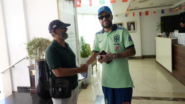 Eigon Oliveira s fanouškem, který ho považuje za slavného fotbalistu Neymara