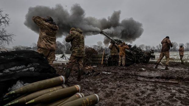 Ukrajinští vojáci pálí z houfnice M777 v Doněcké oblasti