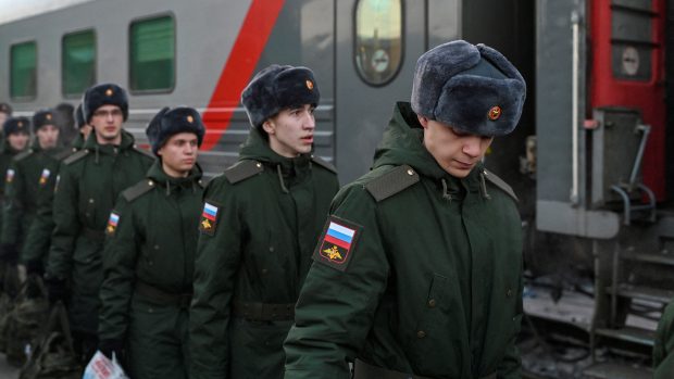 Ruští branci odjíždějí na frontu z nádraží v Omsku, 27. listopadu 2022