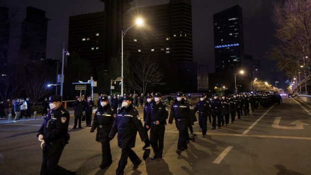 Policie v Pekingu je připravena na zásah proti případným demonstracím lidí, kteří si stěžují na covidová opatření.