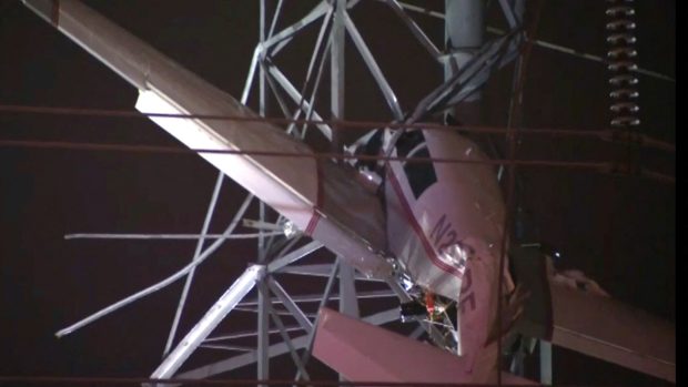 Malé letadlo narazilo v neděli večer v americkém státu Maryland do drátů elektrického vedení, které byly pod napětím