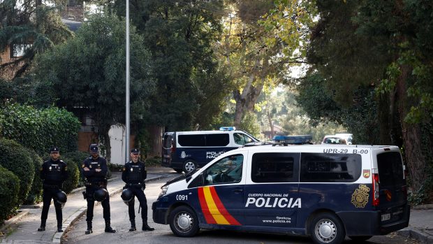 Španělská policie před ukrajinskou ambasádou v Madridu