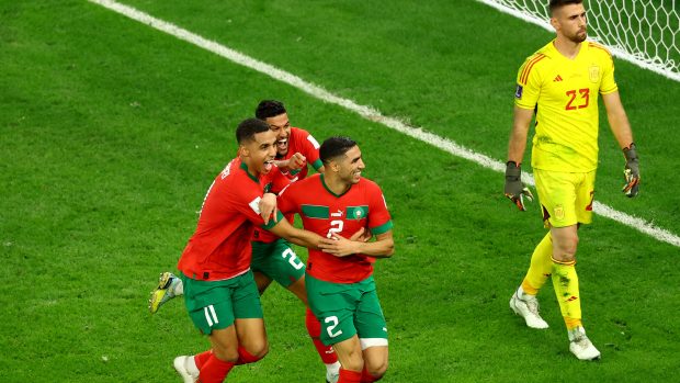 Ašraf Hakimí z Maroka se se svými spoluhráči raduje z vítězné penalty proti Španělsku