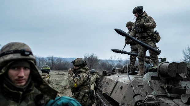 Ukrajinští vojáci u obrněného transportéru nedaleko města Lyman