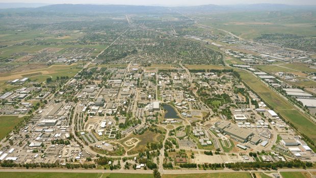 Letecký pohled na kalifornské vědecké centrum Lawrence Livermore National Laboratory, kde vědci přelomu v oblasti jaderné fúze dosáhli