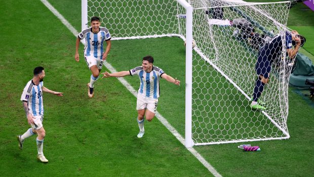 Argentinci slaví gól do sítě Chorvatska