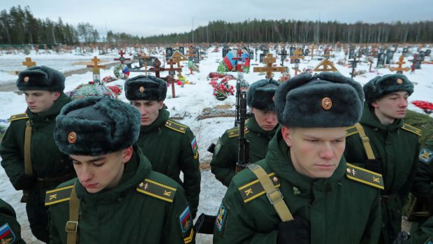Ruští vojáci na pohřbu