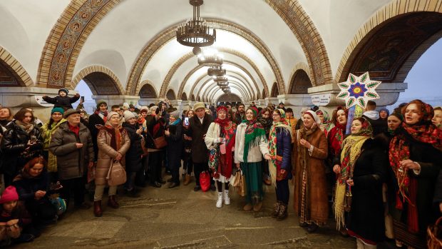 Ukrajinci zpívají vánoční koledy během leteckého poplachu v jedné z kyjevských stanic metra