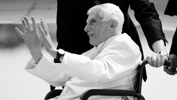 Emeritní papež Benedikt XVI. na mnichovském letišti před odletem do Říma