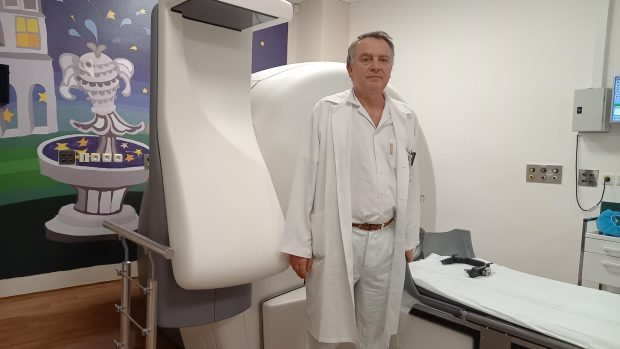 Primář oddělení stereotaktické a radiační neurochirurgie Roman Liščák před zařízením gama nože.