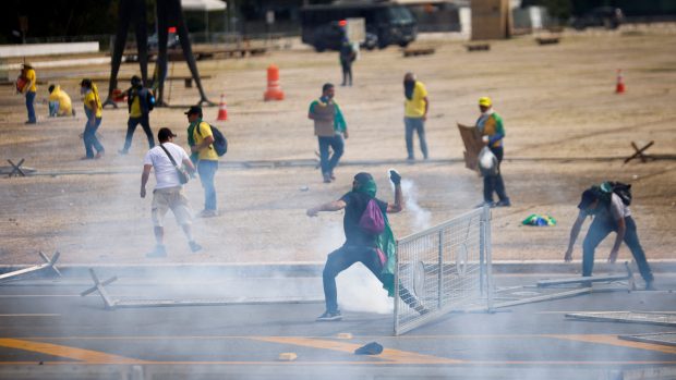 Příznivci Jaira Bolsonara při útoku na budovy státních institucí