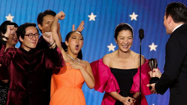 Michelle Yeohová, Ke Huy Quan, Stepanie Hsuová a Johatan Wang přijímají cenu za nejlepší snímek za film