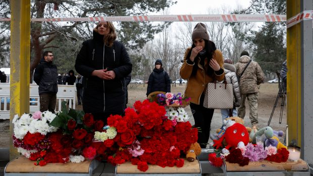 Desítky lidí zemřely poté, co ruská raketa zasáhla obytný dům v Dnipru