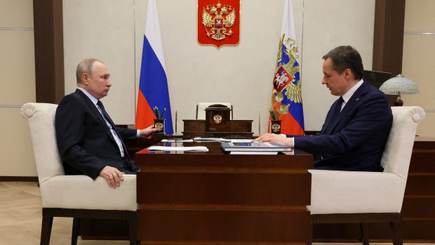 Ruský prezident Vladimir Putin s gubernátorem Belgorodské oblasti Vjačeslavem Gladkovem
