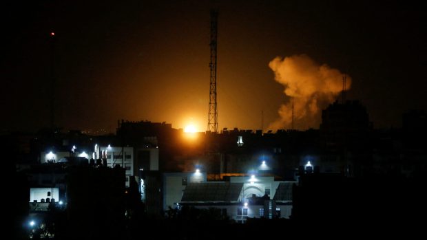 Stoupající kouř ve městě Gaza po izraelských útocích