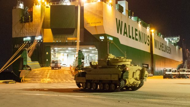 Americké bojové vozidlo pěchoty Bradley určené jako pomoc pro Ukrajinu míří na loď