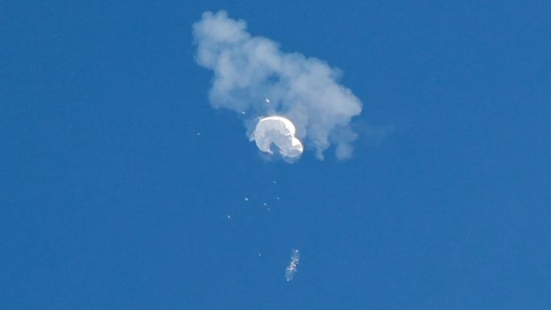 Podezřelý čínský balón se snáší do oceánu poté, co byl sestřelen u pobřeží v Jižní Karolíně