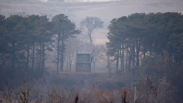 Severokorejský voják na stráži u hranic s Jižní Koreou