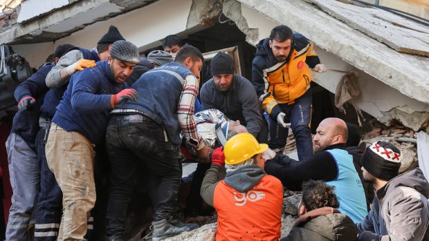 Vyprošťování obětí po zemětřesení v tureckém Hatay.